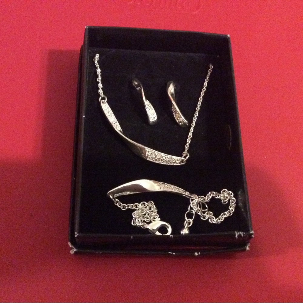 New boxed Avon set necklace bracelet earrings
